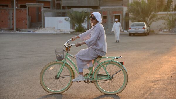 أميرة التركستاني تركب دراجة هوائية بجدة، المملكة العربية السعودية، 3 مارس/ آذار 2018 - سبوتنيك عربي