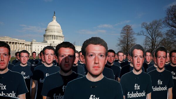 مئات من المجسمات لمؤسس شركة فيسبوك مارك زوكربرغ ضمن تظاهرة ضد أمام مبنى الكونغرس الأمريكي الثلاثاء 10 نيسان/أبريل 2018 - سبوتنيك عربي