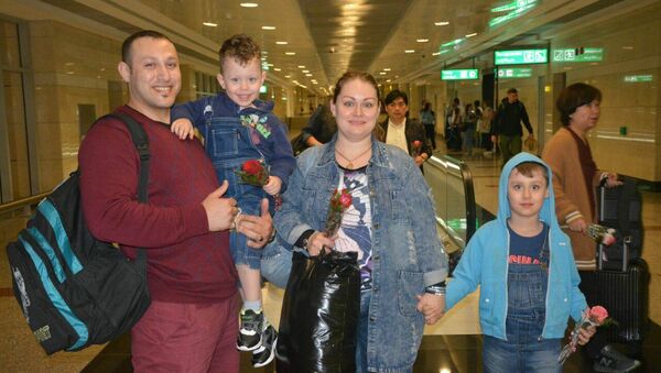 أسرة روسية من ركاب طائرة إيروفلوت في مطار القاهرة - سبوتنيك عربي
