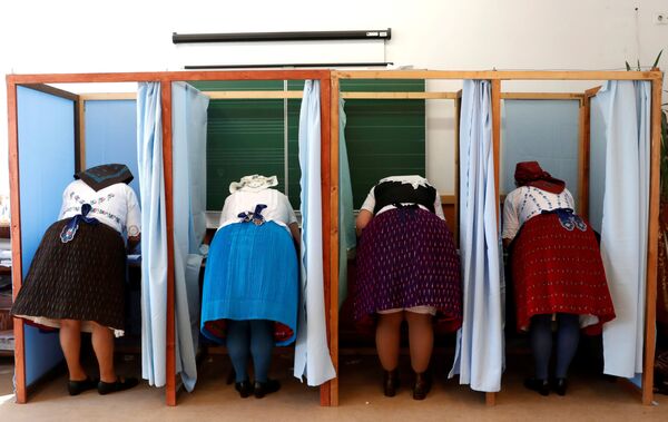 النساء المجريات يرتدين الأزياء التقليدية أثناء التصويت في الانتخابات البرلمانية المجرية، المجر 8 أبريل/ نيسان 2018 - سبوتنيك عربي