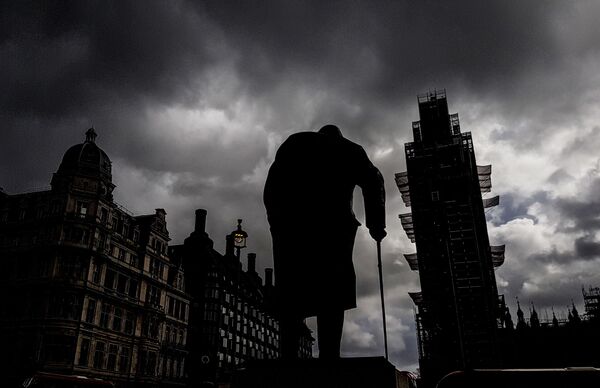 نصب تذكاري لرئيس الوزراء البريطاني الأسبق ونستون تشرشل في ساحة البرلمان على خلفية برج بيغ بين في لندن، إنجلترا - سبوتنيك عربي