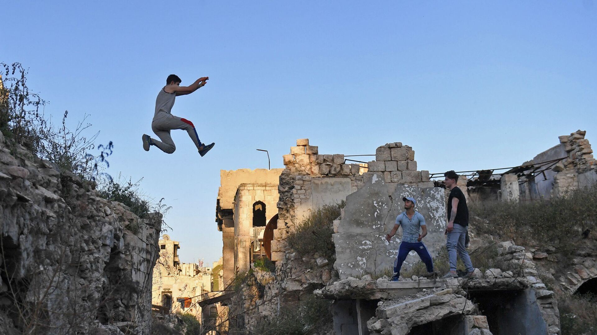 شبان سوريون يمارسون رياضة الـ باركور في مدينة حلب، سوريا 7 أبريل/ نيسان 2018 - سبوتنيك عربي, 1920, 28.06.2022