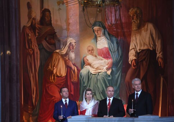 الاحتفال بعيد الفصح في كتدرائية المسيح المخلص - الرئيس فلاديمير بوتين، ورئيس الوزراء دميتري مدفيديف وزوجته سفيتلانا مدفيديفا، ومحافظ مدينة موسكو سيرغي سوبيانين - سبوتنيك عربي