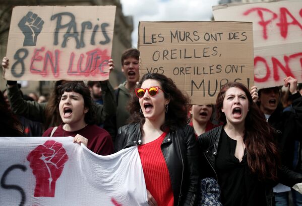 مظاهرات طلاب يحتجون ضد إدخال ماكرون تغييرات على سياسة التعليم في باريس، فرنسا 10 أبريل/ نيسان 2018 - سبوتنيك عربي