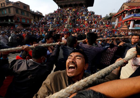 المواطنون في نيبال يشدون حبل عربة الإله (Bhairava) خلال مهرجان ديني بيسكت (Bisket ) في مدينة بهاكتابور، نيبال 10 أبريل/ نيسان 2018 - سبوتنيك عربي