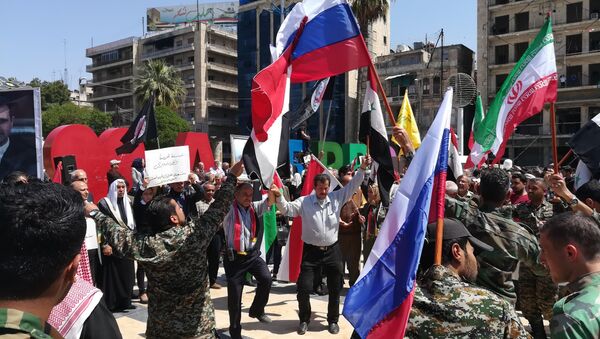 أهالي حلب يتجمعون في ساحة المدينة تنديداً بالعدوان الثلاثي على سورية - سبوتنيك عربي