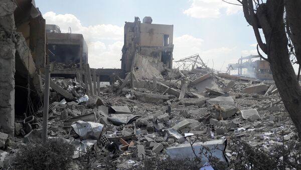 ضربات التحالف الثلاثي التي طالت مركز البحوث العلمية في برزة، سوريا 14 أبريل/ نيسان 2018 - سبوتنيك عربي