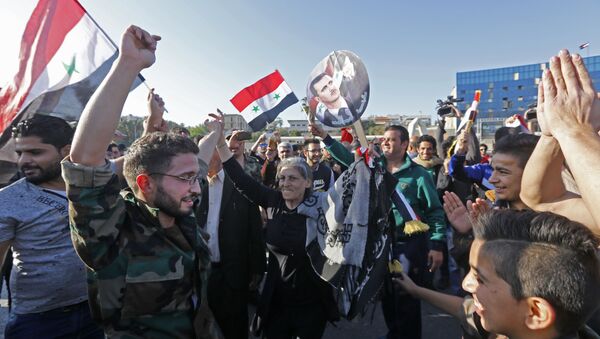 Сирийцы во время демонстрации против воздушных ударов коалиции под командованием США в Дамаске - سبوتنيك عربي