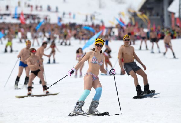 المشاركون في التزلج الجماعي في ملابس السباحة غريلكا فيست في كيميريفو، روسيا - سبوتنيك عربي