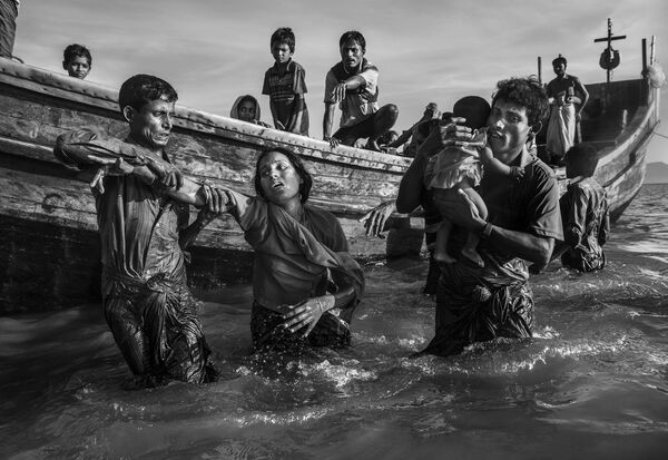 مسابقة صور الصحافة العالمية لعام 2018 - صورة بعنوان لاجئو الروهينغا يفرون إلى بنغلاديش للمصور كيفين فراير من كندا، الفائزة بالمرتبة الثانية في فئة التصوير أخبار عامة - سبوتنيك عربي