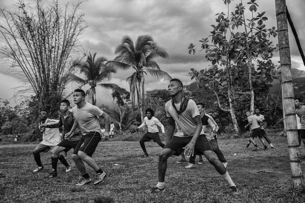 مسابقة صور الصحافة العالمية لعام 2018 - صورة بعنوان من تقرير نادي السلام لكرة القدم للمصور خوان دي أريدوندو من كولومبيا، الفائزة بالمرتبة الثانية في فئة الرياضة - سبوتنيك عربي