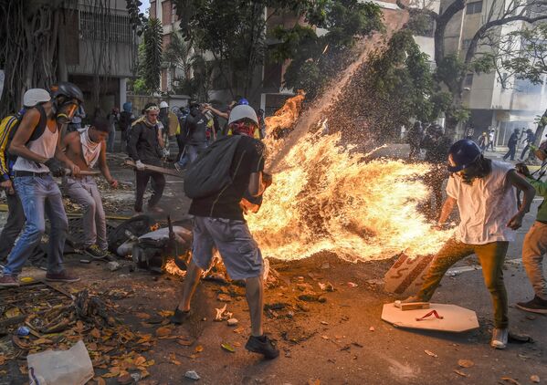 مسابقة صور الصحافة العالمية لعام 2018 - صورة بعنوان متظاهر يمسك بالنار، للمصور جوان باريتو من فنزويلا، الفائزة بالمرتبة الثالثة في فئة أخبار الحدث - سبوتنيك عربي