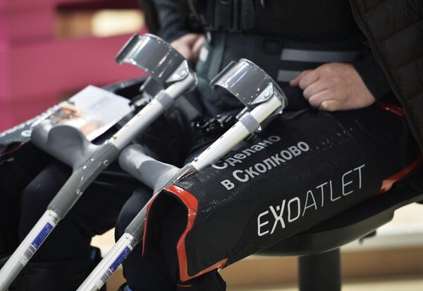 Экзоскелет для реабилитации ExoAtlet на шоу технологий Открытые инновации Экзоскелет для реабилитации ExoAtlet на шоу технологий Открытые инновации - سبوتنيك عربي