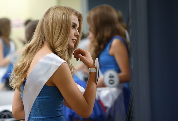 التصفيات النهائية لمسابقة ملكة جمال روسيا 2018 في غرفة تبديل الملابس قبل بدء المسابقة في قاعة الحفلات بارفيخا - سبوتنيك عربي