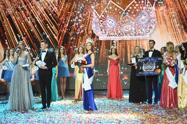 ملكة جمال روسيا 2018 يوليا بولاتشيخينا في حفل تسليم الجوائز بمسابقة ملكة جمال روسيا 2018 - سبوتنيك عربي