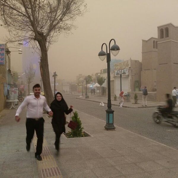الناس تركض خلال عاصفة رملية في يزد، إيران، 16 أبريل/نيسان، 2018 - سبوتنيك عربي