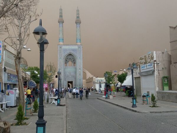 جامع يُرى خلال عاصفة رملية في يزد، إيران، 16 أبريل/نيسان، 2018 - سبوتنيك عربي