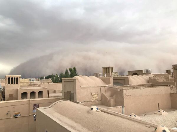 عاصفة رملية تجتاح مدينة يزد بإيران في 16 أبريل/نيسان 2018 - سبوتنيك عربي