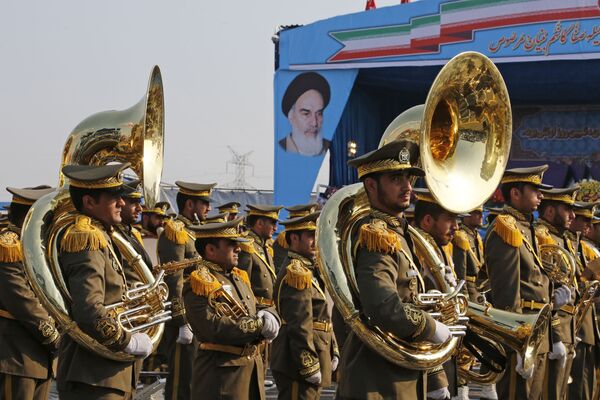 جنود إيرانيون خلال استعراض بمناسبة يوم الجيش السنوي للبلاد، 18 أبريل/ نيسان 2018 في طهران. - سبوتنيك عربي