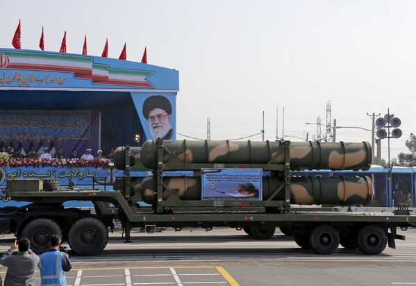 شاحنة عسكرية إيرانية تحمل أجزاءً من منظومة الدفاع الجوي من طراز S-300 خلال استعراض بمناسبة يوم الجيش السنوي للبلاد، 18 أبريل/ نيسان 2018 في طهران. - سبوتنيك عربي