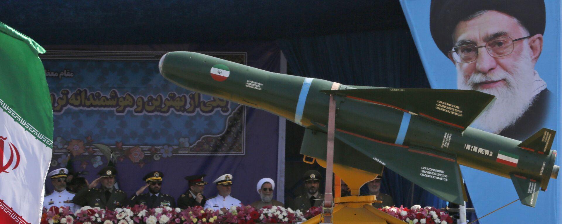 شاحنة عسكرية إيرانية تحمل صواريخ أمام لوحة للزعيم الإيراني الأعلى آية الله علي خامنئي خلال استعراض بمناسبة يوم الجيش السنوي للبلاد، 18 أبريل/نيسان 2018 في طهران. - سبوتنيك عربي, 1920, 28.05.2022