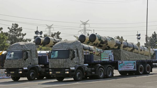 شاحنة عسكرية إيرانية تحمل أجزاءًا من منظومة الصواريخ الدفاعية S-200 خلال استعراض بمناسبة عيد الجيش الإيراني 18 أبريل/نيسان 2018 في طهران. - سبوتنيك عربي