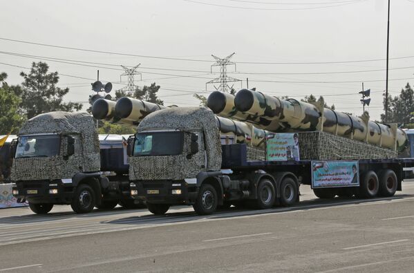 شاحنة عسكرية إيرانية تحمل أجزاءًا من منظومة الصواريخ الدفاعية S-200 خلال استعراض بمناسبة يوم الجيش الإيراني 18 أبريل/نيسان 2018 في طهران. - سبوتنيك عربي