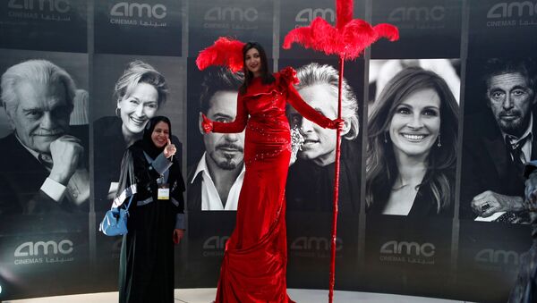 امرأة سعودية داخل أول سينما بالرياض، 18 أبريل/ نيسان 2018 - سبوتنيك عربي