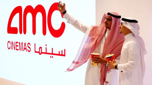 سعوديان يلتقطان السيلفي بعد افتتاح أول سينما بالمملكة، 18 أبريل/ نيسان 2018 - سبوتنيك عربي