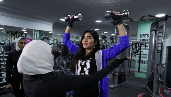 النساء في نادي رياضي في مدينة القطيف في السعودية، 21 أبريل/ نيسان 2018 - سبوتنيك عربي
