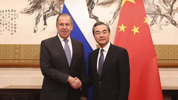 وزير الخارجية الروسي سيرغي لافروف مع نظيره الصيني وانغ اي - سبوتنيك عربي