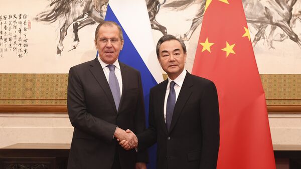 وزير الخارجية الروسي سيرغي لافروف مع نظيره الصيني وانغ اي - سبوتنيك عربي