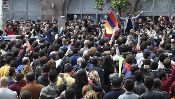 أشخاص بالزي العسكري ينضمون للمتظاهرين في العاصمة الأرمنية يريفان، أرمينيا 21 أبريل/ نيسان 2018 - سبوتنيك عربي