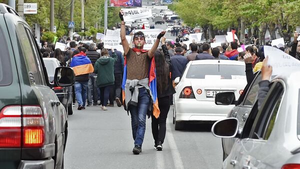 مشاركون من المعارضة يتظاهرون احتجاجا على انتخاب سركسيان رئيسا للوزراء في يريفان، أرمينيا 23 أبريل/ نيسان 2018 - سبوتنيك عربي