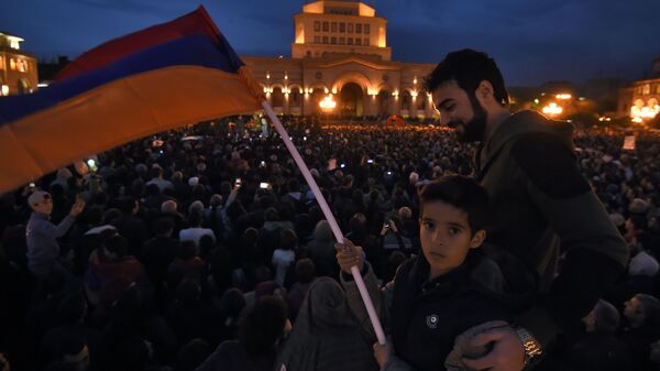 مشاركون من المعارضة يتظاهرون احتجاجا على انتخاب سركسيان رئيسا للوزراء في يريفان، أرمينيا 23 أبريل/ نيسان 2018 - سبوتنيك عربي