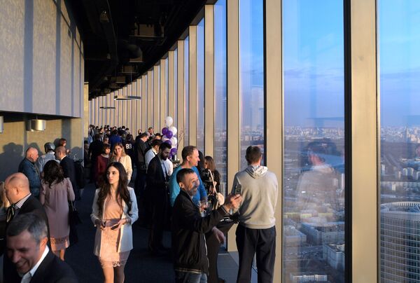 زوار على أعلى منصة عرض في أوروبا، والتي تقع على الطابق 89 من برج فيديراتسيا-فوستوك في المجمع الاقتصادي موسكو-سيتي في موسكو - سبوتنيك عربي
