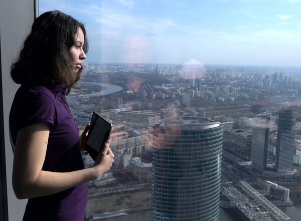 زائرة تلتقط صورة على أعلى منصة عرض في أوروبا، والتي تقع على الطابق 89 من برج فيديراتسيا-فوستوك في المجمع الاقتصادي موسكو-سيتي في موسكو - سبوتنيك عربي