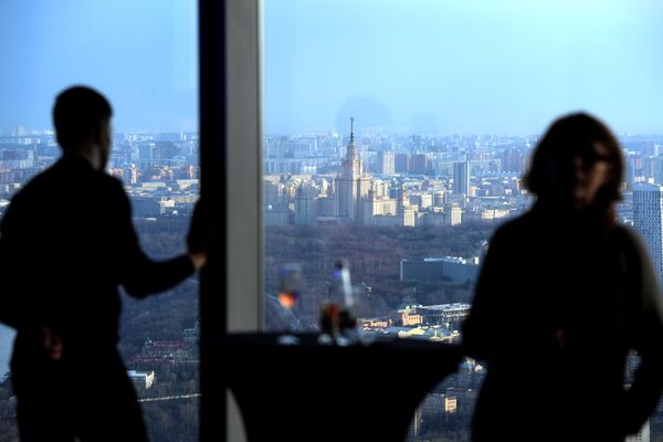 زوار على أعلى منصة عرض في أوروبا، والتي تقع على الطابق 89 من برج فيديراتسيا-فوستوك في المجمع الاقتصادي موسكو-سيتي في موسكو - سبوتنيك عربي