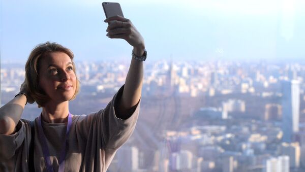 زائرة تلتقط صورة سيلفي على أعلى منصة عرض في أوروبا، والتي تقع على الطابق 89 من برج فيديراتسيا-فوستوك في المجمع الاقتصادي موسكو-سيتي في موسكو - سبوتنيك عربي