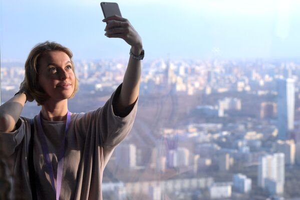 زائرة تلتقط صورة سيلفي على أعلى منصة عرض في أوروبا، والتي تقع على الطابق 89 من برج فيديراتسيا-فوستوك في المجمع الاقتصادي موسكو-سيتي في موسكو - سبوتنيك عربي