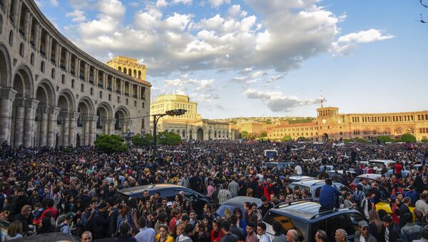 مشاركون في مظاهرة بعد استقالة رئيس الوزراء الأرمني سيرج سركسيان، يريفان، أرمينيا 23 أبريل/ نيسان 2018 - سبوتنيك عربي