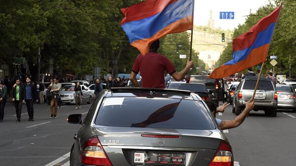 مشاركون في مظارهة بعد استقالة رئيس الوزراء الأرمني سيرج سركسيان، يريفان، أرمينيا 23 أبريل/ نيسان 2018 - سبوتنيك عربي