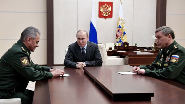 الرئيس الروسي فلاديمير بوتين ووزير الدفاع سيرغي شويغو - سبوتنيك عربي