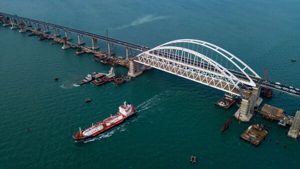 بقي شهر على افتتاح جسر القرم، مضيق كيرتش، روسيا - سبوتنيك عربي