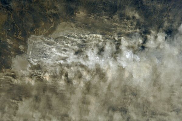 صورة لعاصفة ترابية في كزاخستان التقطها رائد فضاء الروسي أنطون شكابليروف من محطة الفضاء الدولية - سبوتنيك عربي