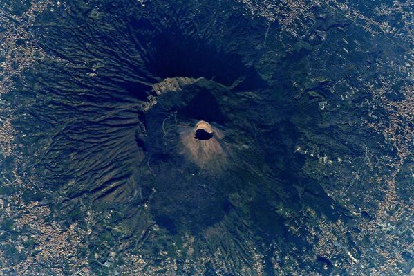 صورة بركان فيزوف في إيطاليا التقطها رائد فضاء الروسي أنطون شكابليروف من محطة الفضاء الدولية - سبوتنيك عربي