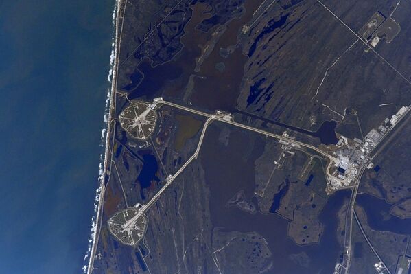 صورة للتجمعات LC-39A وLC-39B الواقعة على أراضي مركز الفضاء كينيدي، التقطها رائد فضاء الروسي أنطون شكابليروف من محطة الفضاء الدولية - سبوتنيك عربي