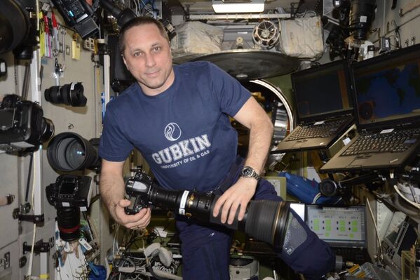 رائد الفضاء الروسي أنطون شكابليروف يحمل كاميرا التصوير على متن محطة الفضاء الدولية ناسا - سبوتنيك عربي