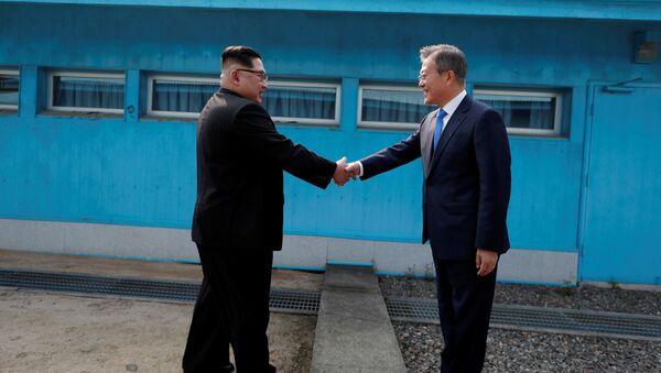 القمة التي جمعت الرئيس الكوري الجنوبي مون جيه إن، والزعيم الكوري الشمالي كيم جونغ أون، الجمعة، 27 أبريل/نيسان 2018 - سبوتنيك عربي