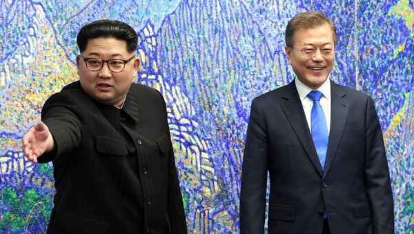الزعيم الكوري الشمالي كيم جونغ أون وزعيم كوريا الجنوبية مون تشي إين، زيارة الزعيم الكوري الشمالي إلى كوريا الجنوبية، 27 أبريل/ نيسان 2018 - سبوتنيك عربي